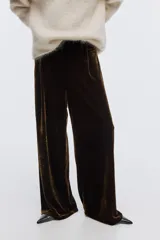 Pantalón de tiro alto de velour marrón, con cintura elástica, piernas rectas y pinzas frontales.