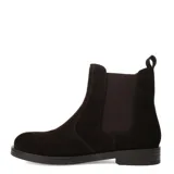 Botas tipo Chelsea Miss Carol modelo Cumma, confeccionadas en cuero de color marrón oscuro. Presentan paneles elásticos laterales a tono, puntera redondeada y suela plana con pequeño tacón.