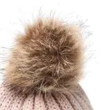 Gorro de lana tejido en punto canalé, color rosa claro, con diseño de doblez en el borde y pompón de pelo sintético en la parte superior.