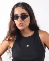 Lentes de sol negros con forma geométrica y marco metálico delgado.