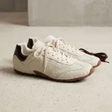 Championes tipo derby con capellada de cuero con textura de pelo y estampado animal print de cebra. Cuenta con suela de goma y cordones negros.