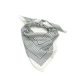 Pañuelo cuadrado de seda con estampado de rayas negras sobre fondo blanco, diseñado para anudarse al cuello.