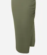 Vestido midi de color verde militar, confeccionado en tejido rib de poliamida. Presenta diseño de un solo hombro, fruncidos laterales a lo largo del cuerpo y tajo lateral en el bajo.