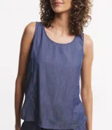 Blusa musculosa de jean color celeste, con cuello redondo y cierre posterior con botón. Confeccionada en una mezcla de lyocell y algodón, presenta un diseño sin mangas y corte recto.