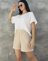 Short color beige con textura tejida y cintura elastizada.