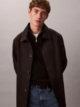 Sweater de punto fino de lana merino, con cuello alto y cierre de media apertura. Presenta mangas largas con puños acanalados y logo de la marca bordado en el pecho.