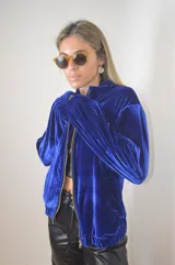 Campera azul de terciopelo con cierre frontal y cuello polo.