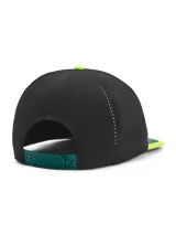 Gorra deportiva Under Armour con estructura ligera y transpirable. Presenta un diseño en color negro con visera en tono verde oscuro y borde en amarillo neón. Incluye el logo de la marca en color plateado y cierre ajustable en la parte posterior.