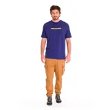 Pantalón cargo color tostado, con bolsillos laterales tipo cargo, cintura elástica y puños elásticos en los tobillos.