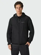 Chaqueta ligera con capucha, color negro, con cierre frontal de cremallera, bolsillo en el pecho y puños elásticos.