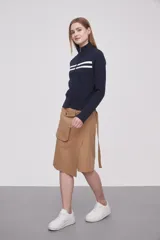 Buzo azul marino con cierre frontal, cuello alto y dos líneas horizontales blancas en el pecho.