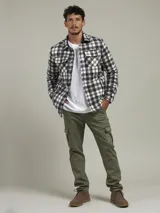 Sobrecamisa a cuadros azul, verde y blanco, con cuello camisero, cierre frontal con botones, dos bolsillos de parche con botón en el pecho y puños abotonados.