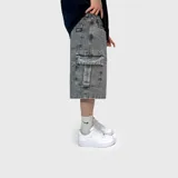Bermuda baggy de jean color gris oscuro con efecto acid wash, corte holgado, bolsillos cargo laterales y bolsillos traseros.