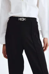 Pantalón sastre de tiro alto en punto roma pesado con cinturón decorativo y hebilla de metal. Piernas bootcut con pliegue cosido adelante y atrás.