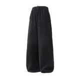 Pantalón deportivo negro de corte ancho.