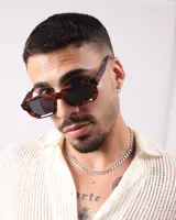 Lentes de sol con montura de carey y lentes oscuros rectangulares.