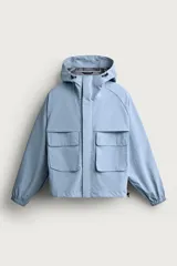 Cazadora cropped fit de color celeste, confeccionada en tejido técnico ligero repelente al agua. Cuenta con cuello subido, capucha ajustable, bolsillos frontales de plastrón con solapa, cierre frontal con cremallera oculta y puños y bajo ajustables con elástico.