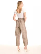 Enterito combinado de la marca Love & Piece. La parte superior es una remera blanca de manga corta y escote redondo. La parte inferior es un pantalón estampado a cuadros en tonos beige y marrón, con cintura elastizada y bolsillos inclinados en la delantera.