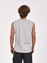 Musculosa negra de corte recto, sin mangas y con cuello redondo. Presenta un estampado frontal en blanco con texto en tipografía estilo retro.