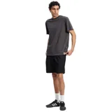 Remera negra de manga corta y corte clásico.