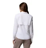 Camisa de aventura Columbia modelo Silver Ridge Utility, color blanco, de manga larga con tecnología Omni-Shade y Omni-Wick, cuello camisero, cierre frontal de botones y bolsillos en el pecho con solapa y cierre de cremallera.