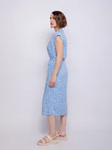 Vestido midi estampado con cuello redondo y mangas cortas. Incluye cinturón de lazo en la cintura.