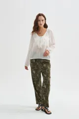 Babucha de viscosa con estampado floral en tonos marrones y beige, de corte recto y ajuste cómodo.