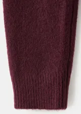 Jersey de punto de grosor medio, color bordó, con cuello redondo y manga larga de diseño recto.