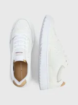Zapatillas de corte bajo estilo baloncesto con suela cupsole, confeccionadas en una mezcla de cuero y materiales sintéticos. Presentan detalles de ventilación en la puntera, cordones al tono y el logo de la marca en el lateral y la lengüeta.