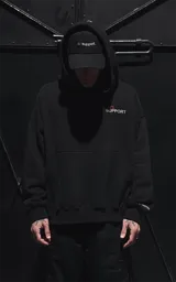 Hoodie negro de calce oversize crop, confeccionado en frisa de algodón con capucha forrada y bolsillo canguro. Presenta un bordado en 3D en tono rojo y blanco con la inscripción "Art Support" en el pecho.