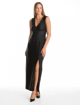 Vestido largo de seda fría color negro, con escote en V profundo, sin mangas y cintura ajustada con banda ancha. Presenta frunces bajo el busto, cierre invisible en la espalda y falda fluida con un tajo lateral pronunciado.