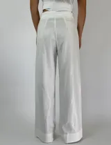 Pantalón plateado de corte recto, con bolsillos laterales y cintura alta.