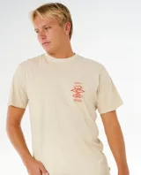 Remera Rip Curl de manga corta, color beige con estampado rojo en el pecho y la espalda, corte holgado y estilo surfero retro.