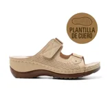 Sandalias bajas color beige con plantilla de cuero, suela marrón y ajuste con velcro.