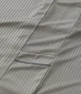 Remera deportiva de corte regular, confeccionada en tejido técnico con tecnología Dry para mayor transpirabilidad. Presenta cuello redondo, mangas cortas y detalles reflectantes y texturizados en los hombros.