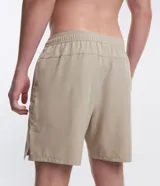 Bermuda deportiva color verde oliva, con cintura elástica, cordón interior, bolsillos laterales y logo reflectante en la pierna izquierda.