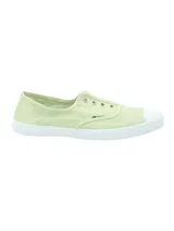 Zapatilla de lona modelo Greece de RKF, color verde menta con suela y puntera de goma blanca. Diseño slip-on sin cordones con ojales metálicos decorativos y detalle de pequeña etiqueta lateral.