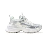 Championes urbanos Korium Keisi, con capellada de cuero sintético plateado y detalles en blanco. Presentan cordones blancos, cuello acolchado y suela chunky.