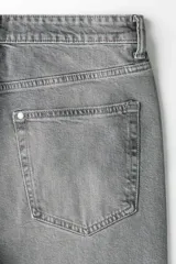 Jean de corte ajustado en denim de algodón con elastano, color gris con efecto deslavado y diseño clásico de cinco bolsillos.