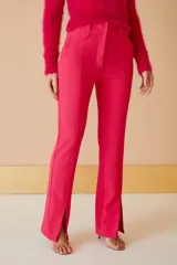 Pantalón negro de vestir con corte recto y aberturas en el ruedo.