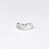 Anillo de plata 925 con diseño entrelazado de líneas finas y pulidas.