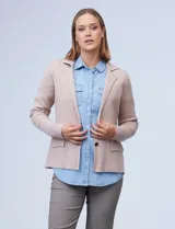 Cardigan tejido color beige, marca Elle. Tiene cuello con solapa, abertura central con botones y bolsillos simulados en la parte delantera.