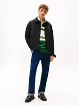 Campera clásica de estilo Ivy en color negro, confeccionada en algodón BCI. Presenta un diseño versátil con cuello camisero, cierre frontal de cremallera y dos bolsillos laterales. Incluye el logo de la bandera de Tommy Hilfiger bordado en el pecho.