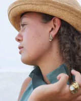 Par de aros colgantes de bronce y alpaca con diseño abstracto calado.