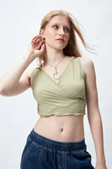 Top cropped negro con capucha, escote cruzado y calce ceñido.