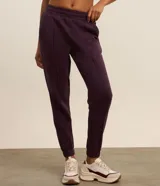 Pantalón de jogging deportivo color bordó, de cintura elástica, con frisos delanteros, bolsillos y puños en los tobillos.
