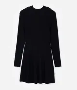 Vestido corto evasé de punto negro con cuello alto y mangas largas.