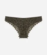 Bombacha modelo bikini confeccionada íntegramente en encaje floral color verde oliva, con detalle de pequeña medalla metálica en la parte frontal y forro de algodón.