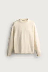 Sweater de punto regular fit, con diseño de rayas horizontales anchas en color gris y blanco, cuello redondo, manga larga y acabados en rib.