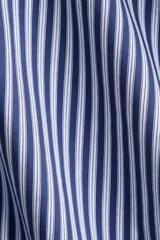 Pollera midi de corte acampanado, con diseño a rayas en azul marino y blanco. Presenta tiro alto y una amplia cintura elástica fruncida en punto smock.
